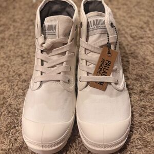 Palladium Women's Size 8 Pampa white